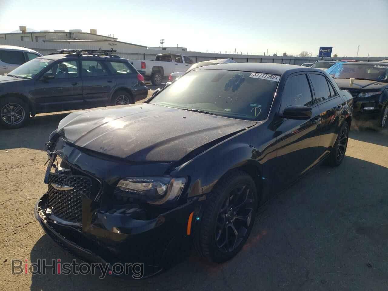 2019 CHRYSLER 300 - VIN: 2C3CCABG9KH648136 - Фото 2