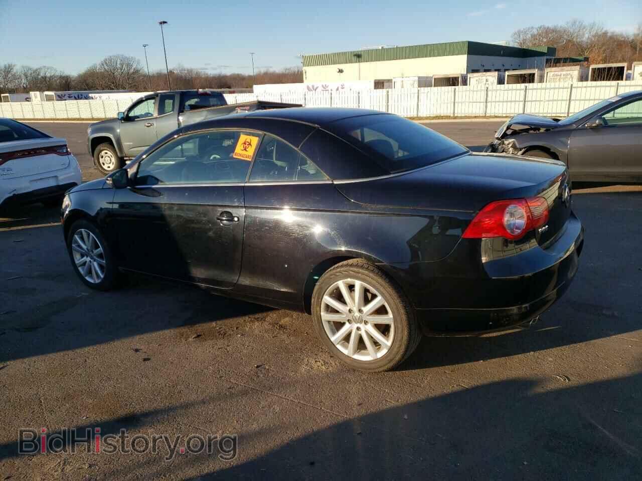 2011 VOLKSWAGEN EOS - VIN: WVWBW7AH0BV003460 - Фото 2