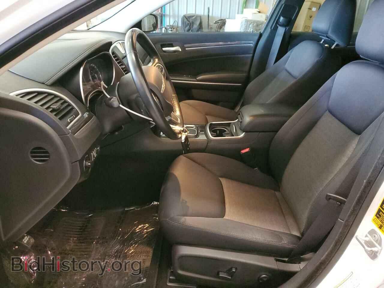 2019 CHRYSLER 300 - VIN: 2C3CCAAG2KH602360 - Фото 7
