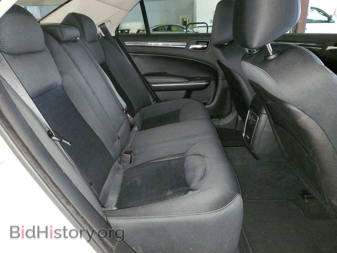 2019 CHRYSLER 300 - VIN: 2C3CCAAG2KH602360 - Фото 10