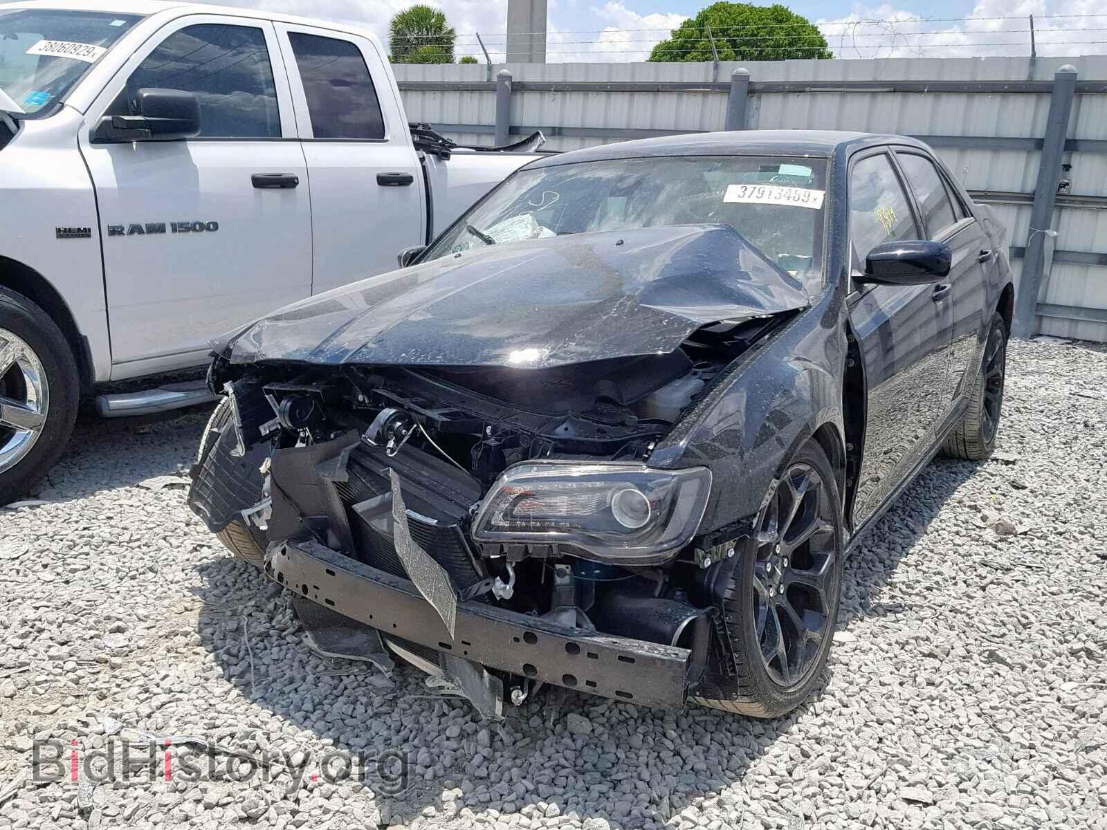 2019 CHRYSLER 300 - VIN: 2C3CCABG2KH537931 - Фото 2