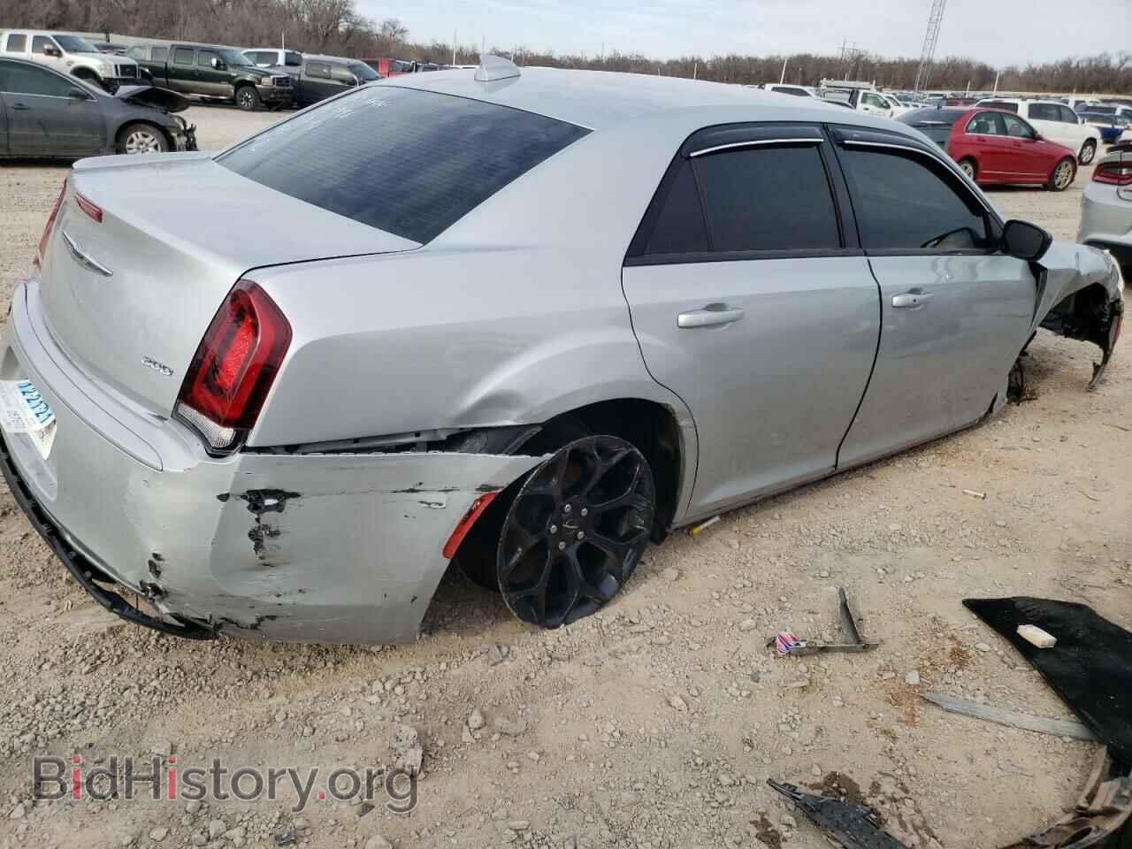 2019 CHRYSLER 300 - VIN: 2C3CCAAG2KH728976 - Фото 9