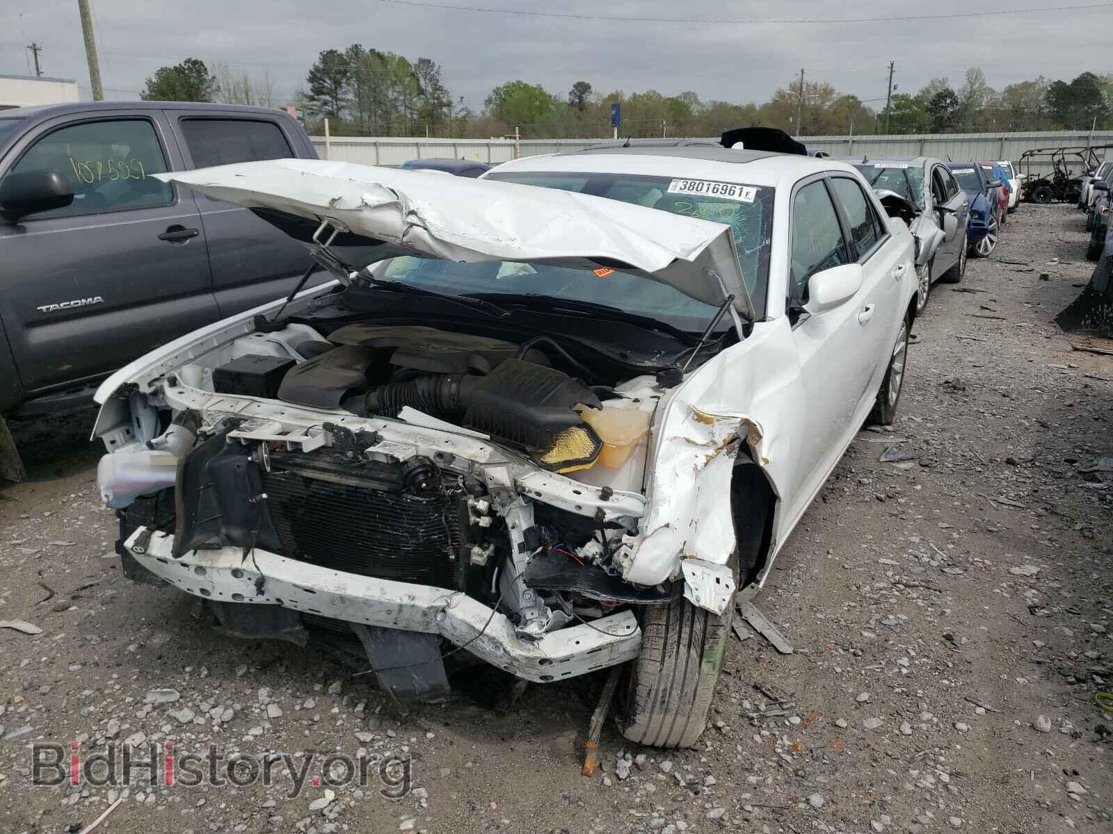 2016 CHRYSLER 300 - VIN: 2C3CCAAG3GH123422 - Фото 2