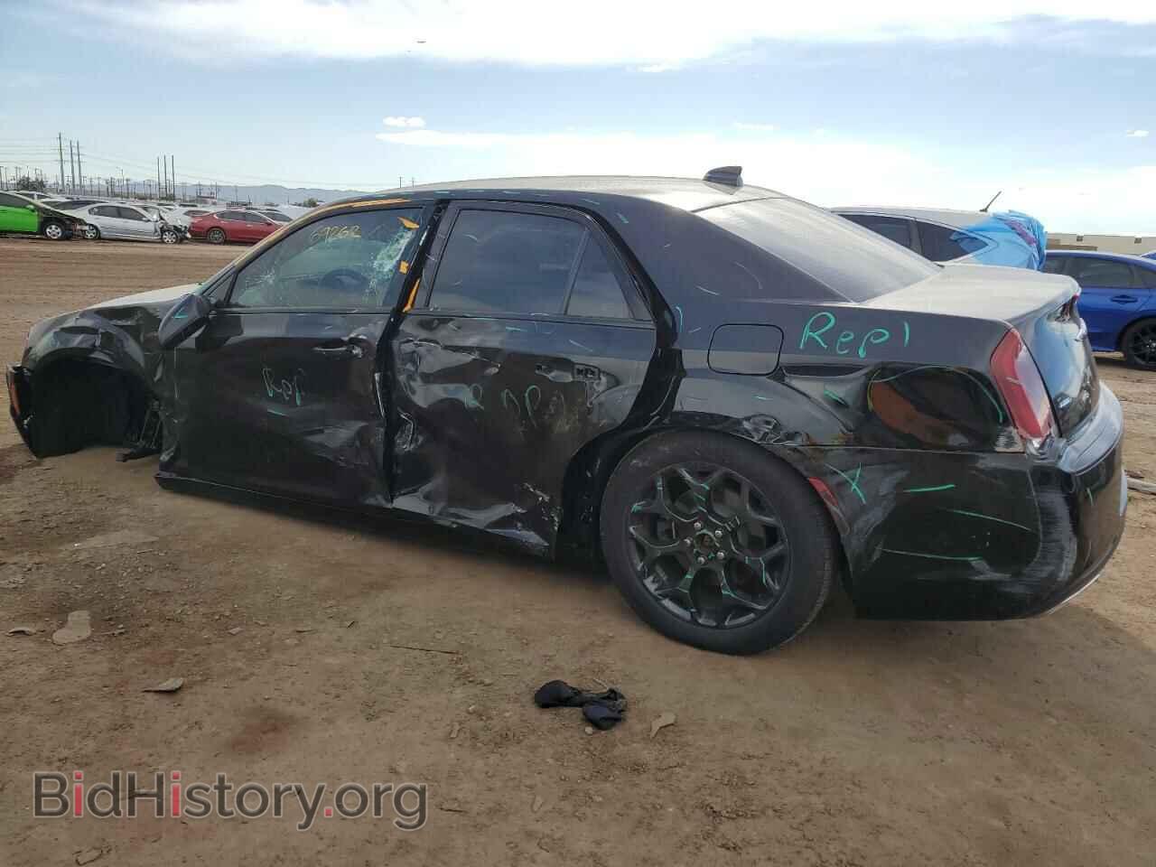2019 CHRYSLER 300 - VIN: 2C3CCAGG4KH648439 - Фото 2