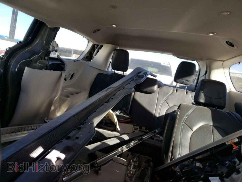 2021 Chrysler PACIFICA (VIN 2C4RC1BG2MR547619) — photo 10 of 14