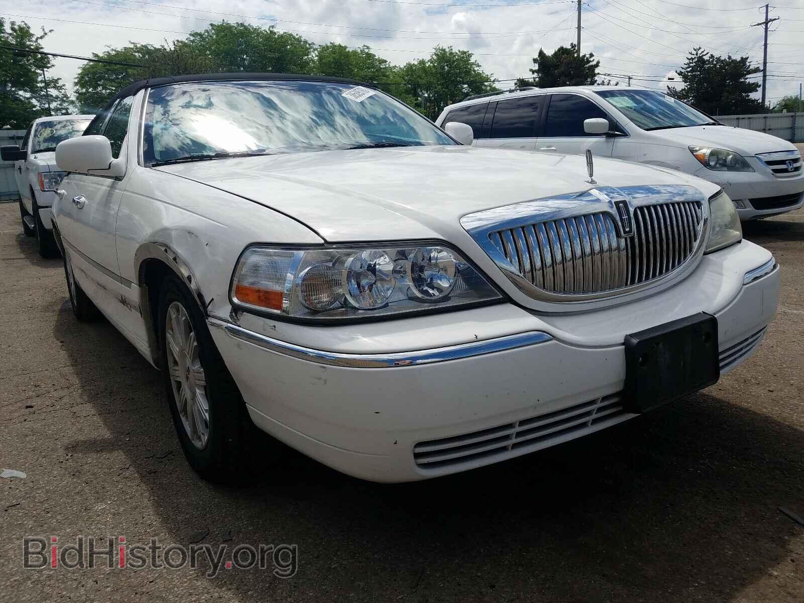 Photo 2LNHM82V49X636817 - LINCOLN TOWNCAR 2009