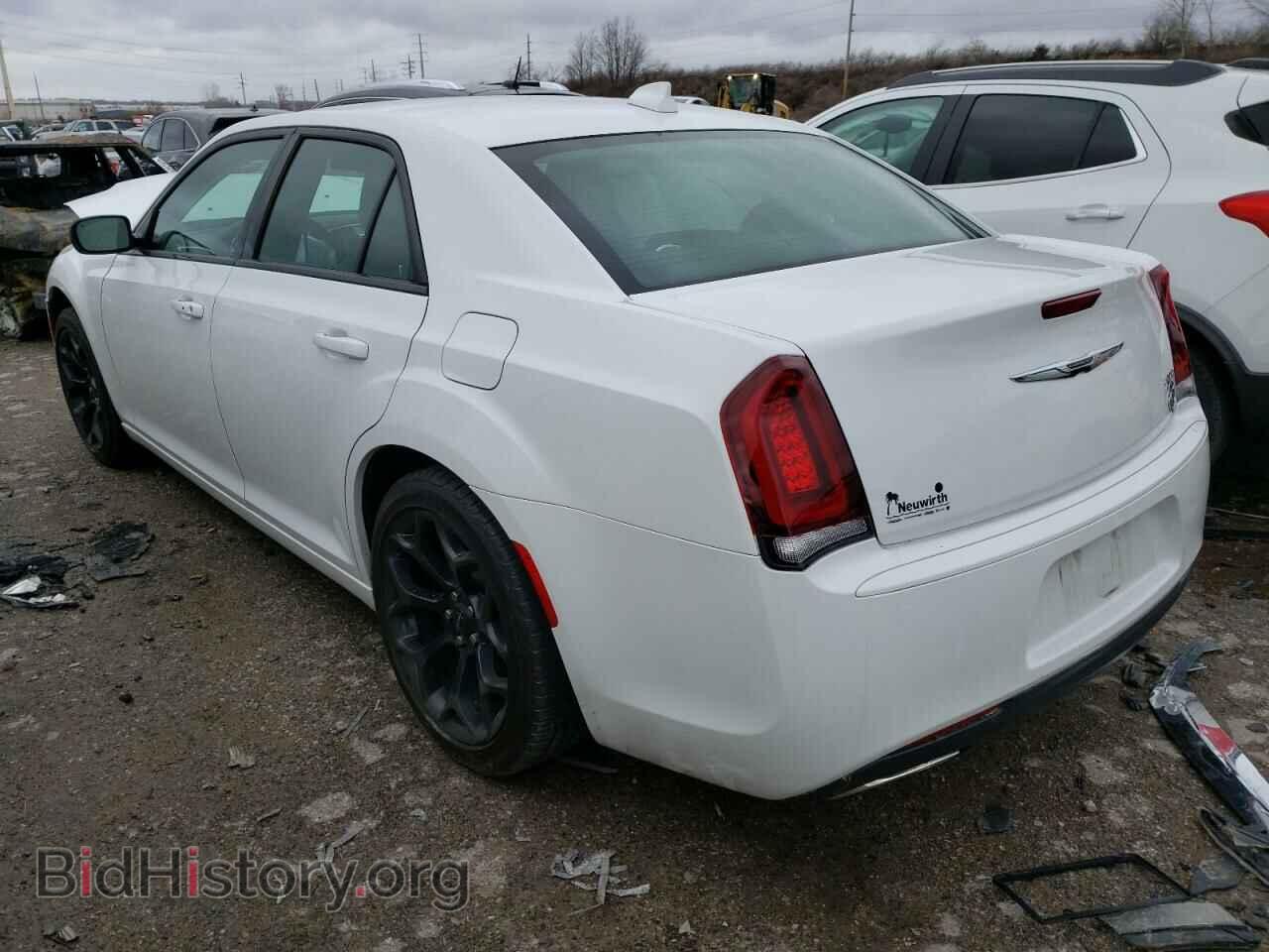 2019 CHRYSLER 300 - VIN: 2C3CCAAG5KH648331 - Фото 2