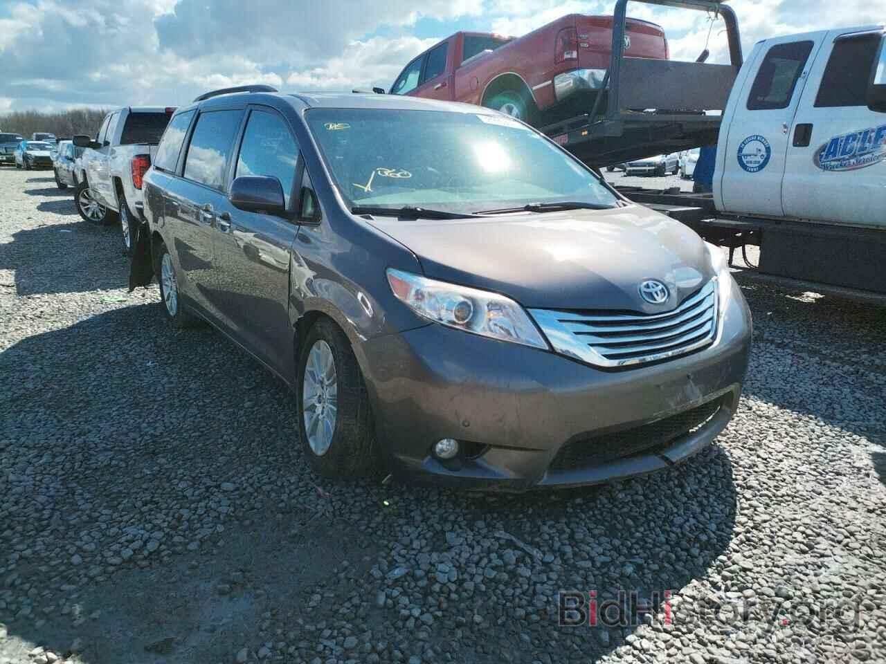 Photo 5TDDK3DC8BS025911 - TOYOTA SIENNA 2011