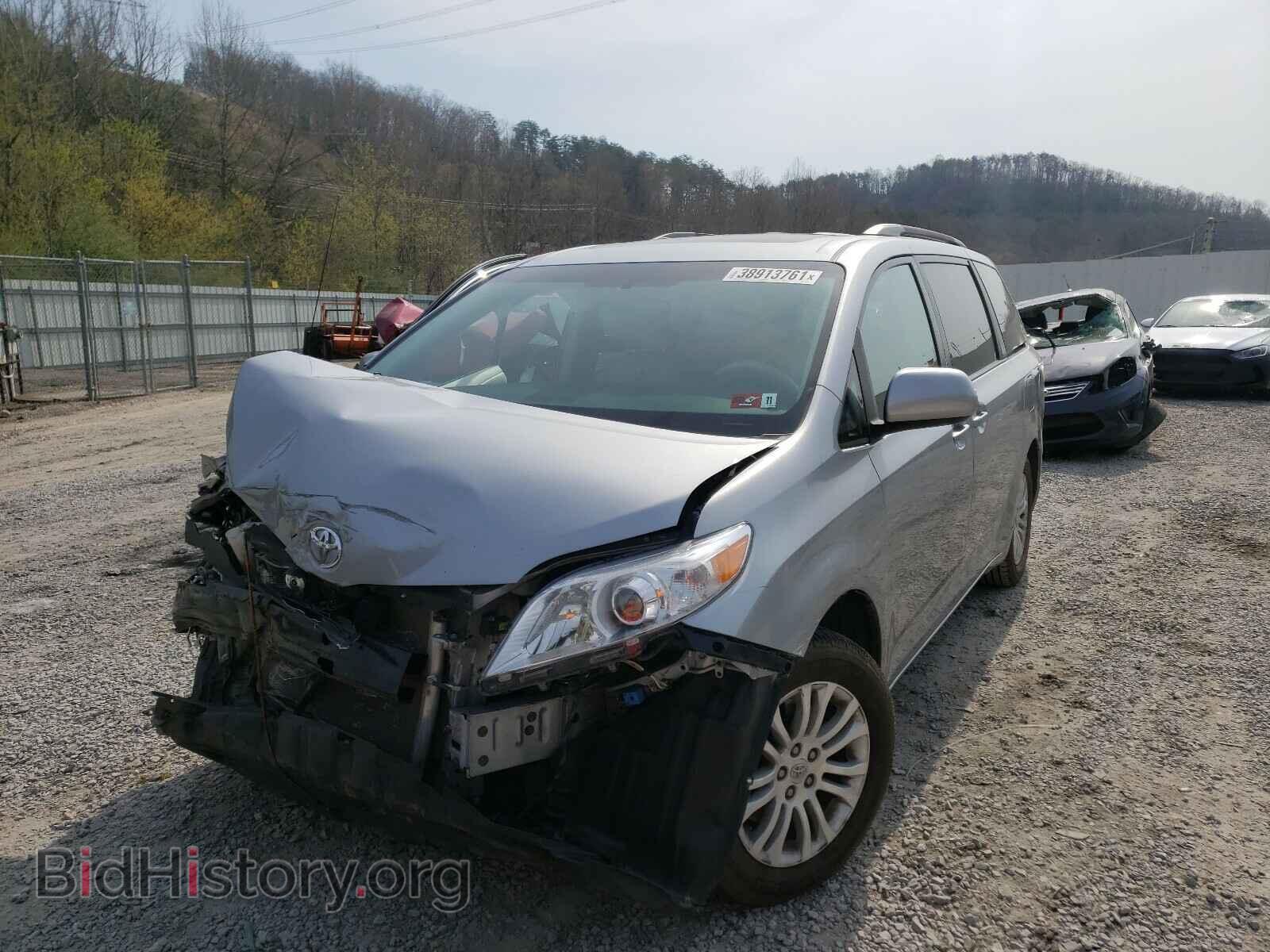 2013 TOYOTA SIENNA - VIN: 5TDYK3DC8DS319734 - Фото 2