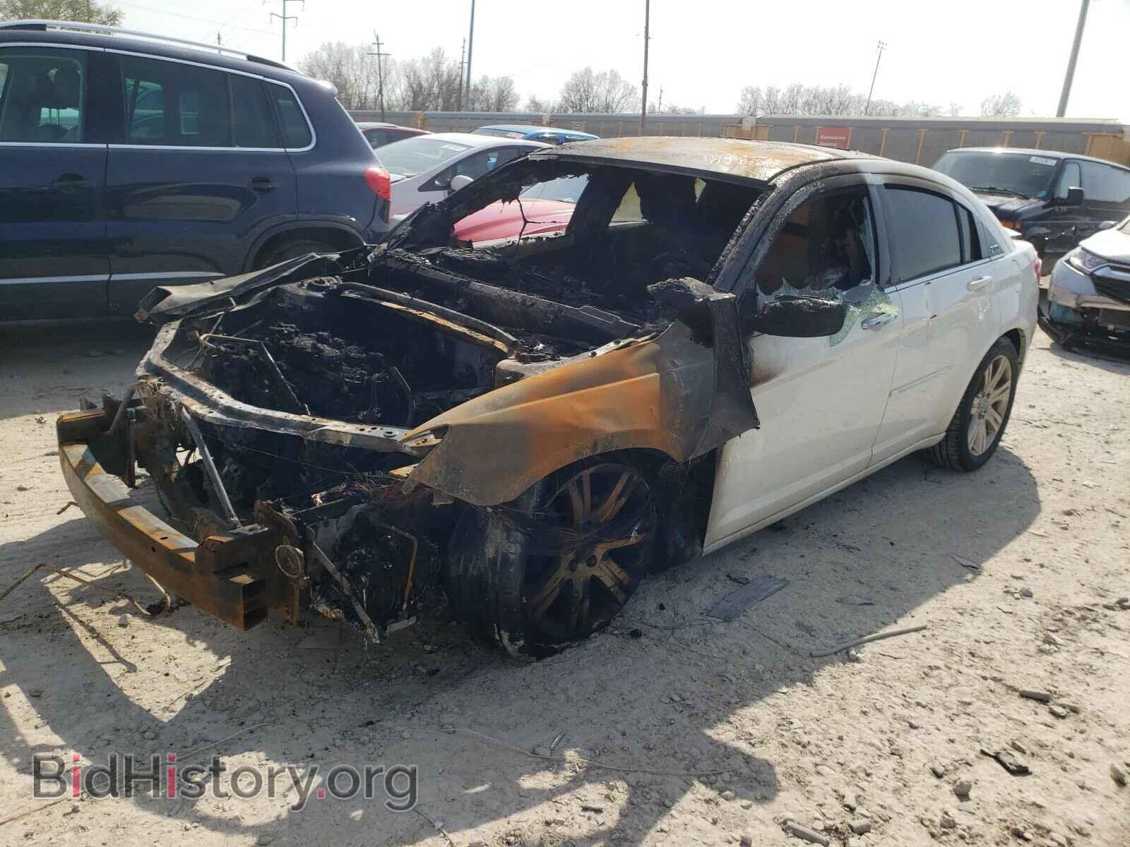 2013 CHRYSLER 200 - VIN: 1C3CCBBBXDN666004 - Фото 2