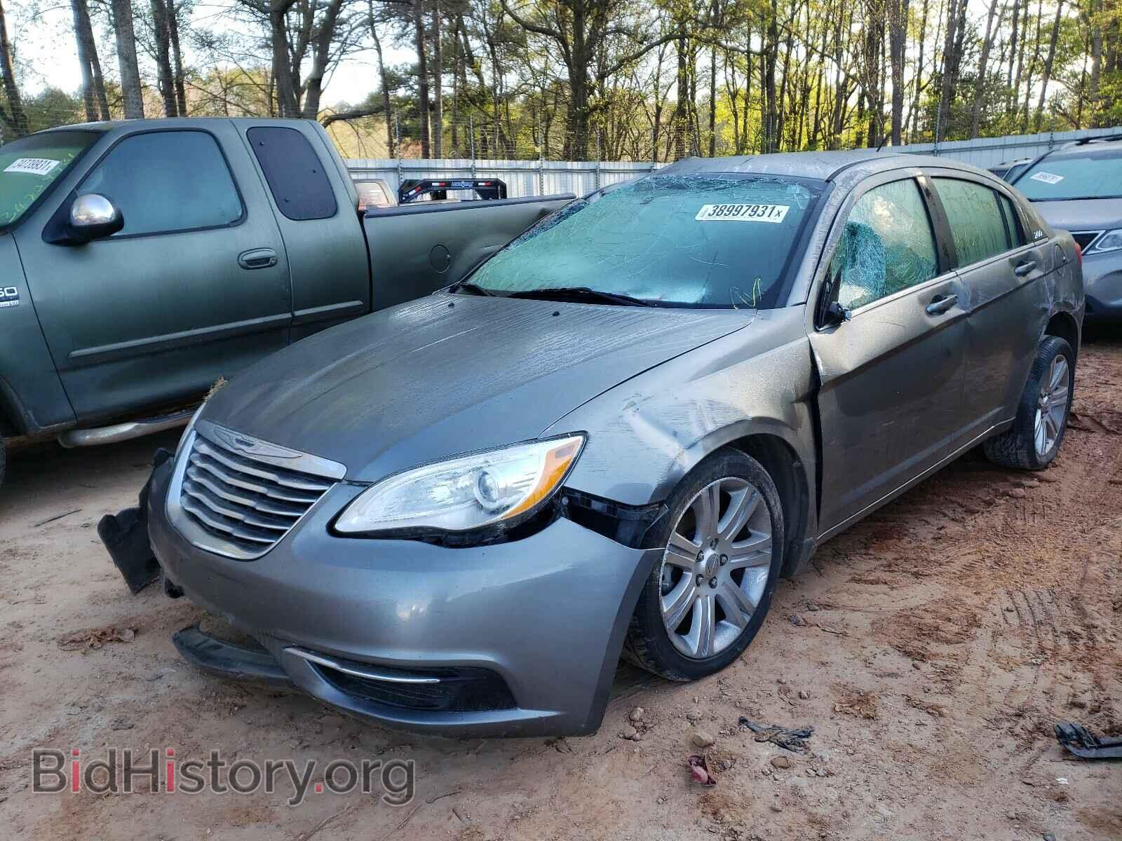 2013 CHRYSLER 200 - VIN: 1C3CCBAB3DN761084 - Фото 2