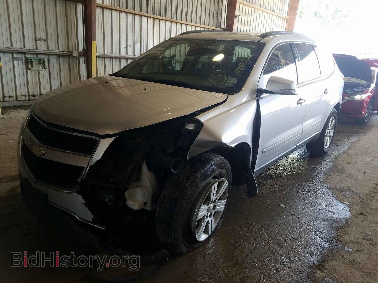 2010 CHEVROLET TRAVERSE - VIN: 1GNLVFED0AS114896 - Фото 2