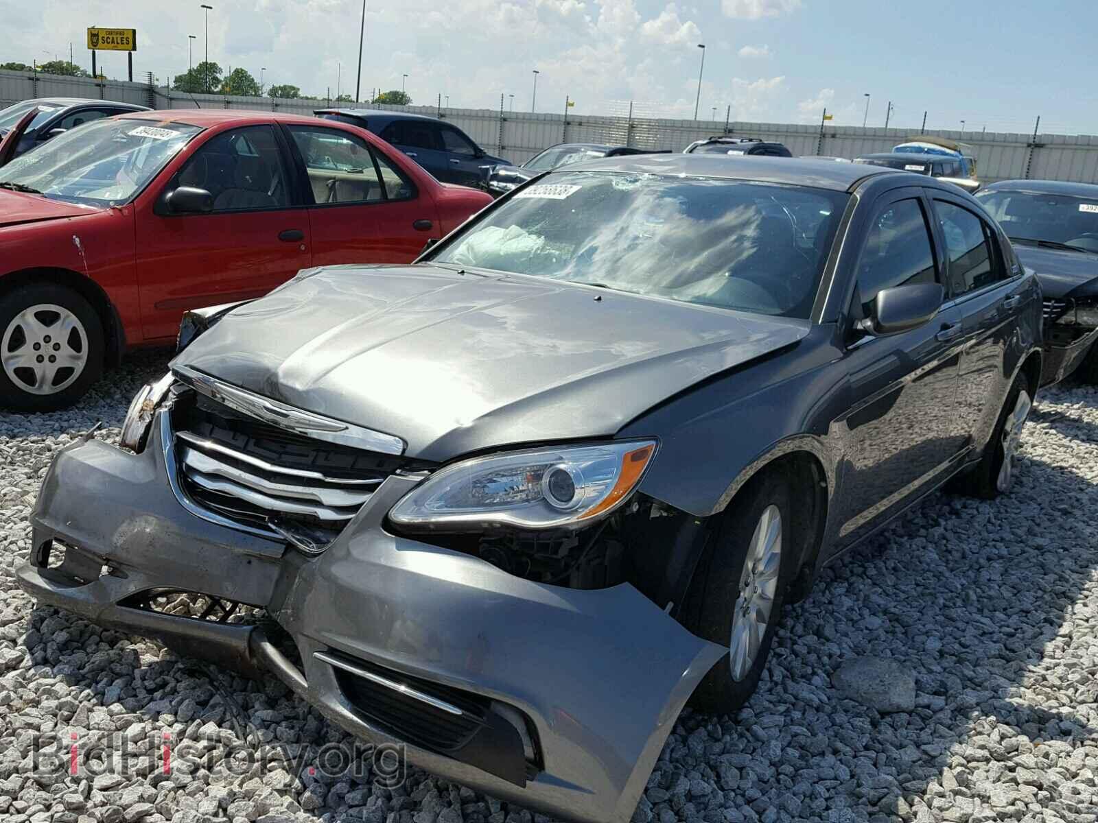 2013 CHRYSLER 200 - VIN: 1C3CCBAG3DN721955 - Фото 2