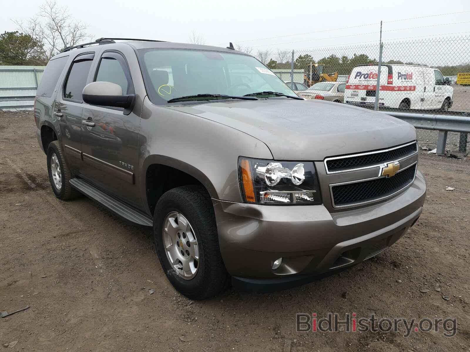 Photo 1GNSKBE09BR304084 - CHEVROLET TAHOE 2011