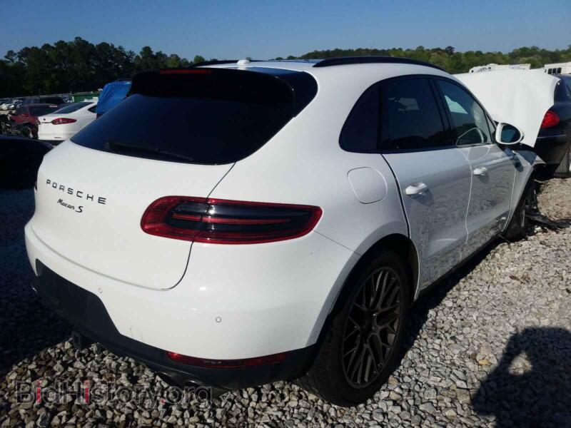 2017 Porsche MACAN (VIN WP1AB2A56HLB20009) — photo 4 of 10