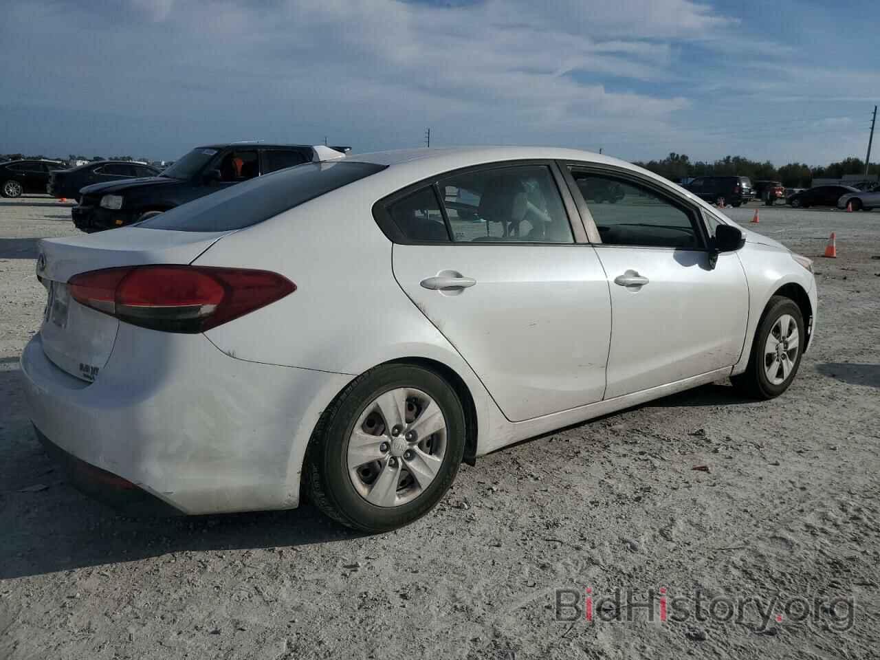 Report 3KPFL4A72HE103279 KIA FORTE 2017 WHITE GAS - price and damage ...
