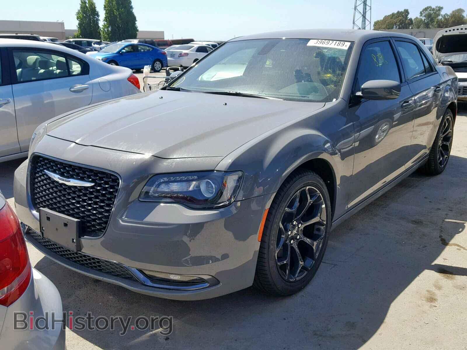 2019 CHRYSLER 300 - VIN: 2C3CCABGXKH617879 - Фото 2
