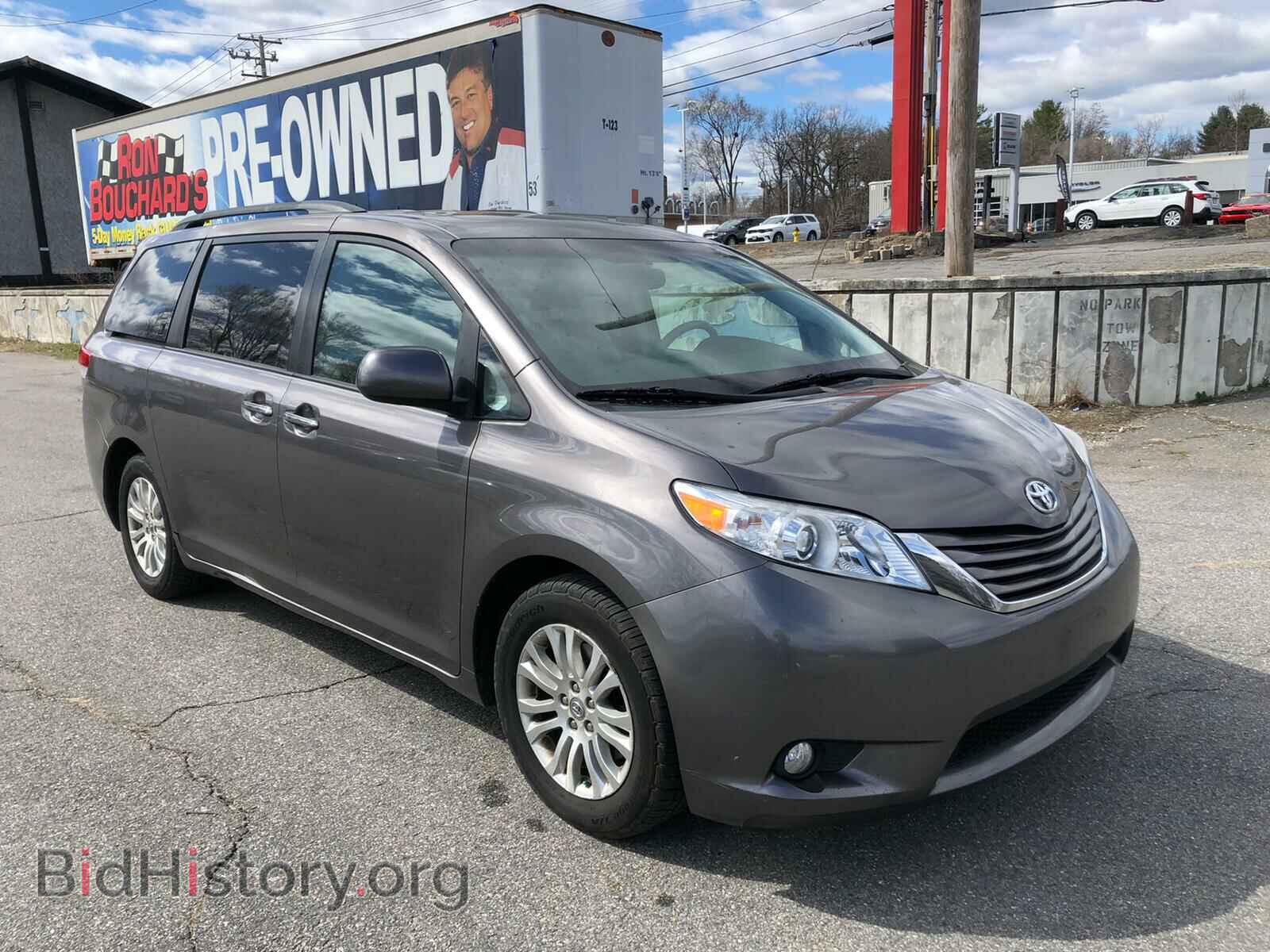 Photo 5TDYK3DC0BS142660 - TOYOTA SIENNA 2011
