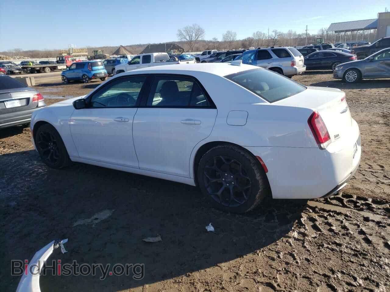 2019 CHRYSLER 300 - VIN: 2C3CCAAG4KH700886 - Фото 2