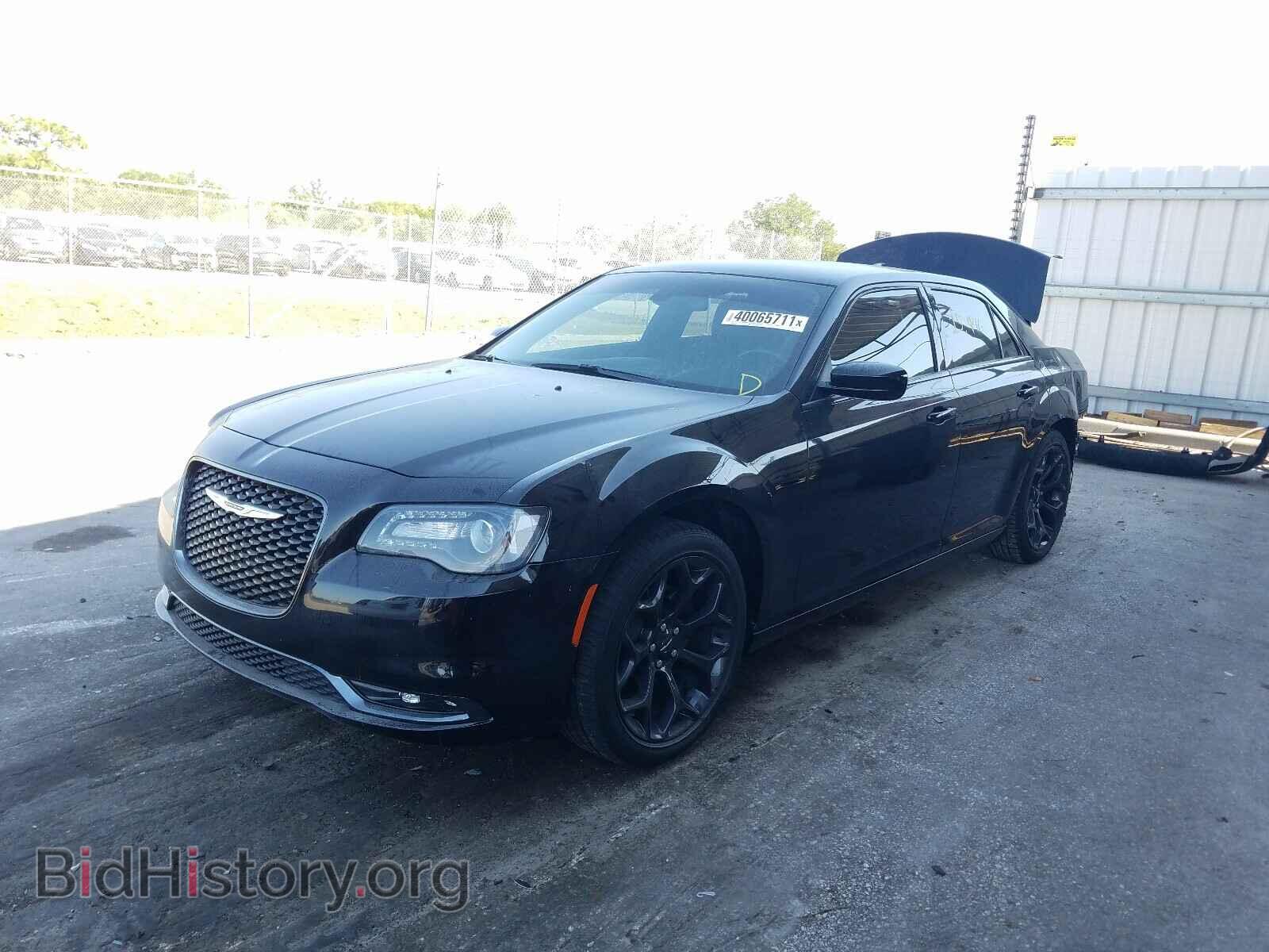 2019 CHRYSLER 300 - VIN: 2C3CCABG2KH517128 - Фото 2