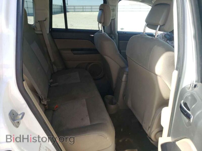 2011 Jeep COMPASS (VIN 1J4NT1FB7BD192096) — фото 6 из 10
