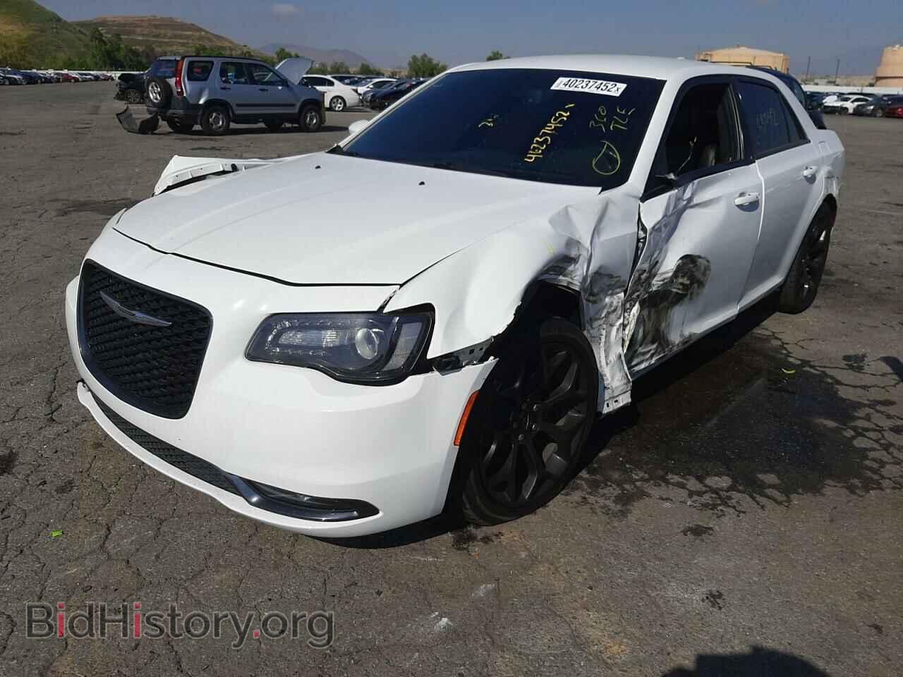 2019 CHRYSLER 300 - VIN: 2C3CCABG2KH516349 - Фото 2