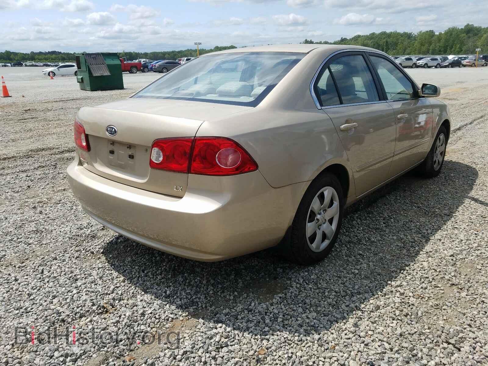 2007 KIA OPTIMA - VIN: KNAGE123775158021 - Photo 4