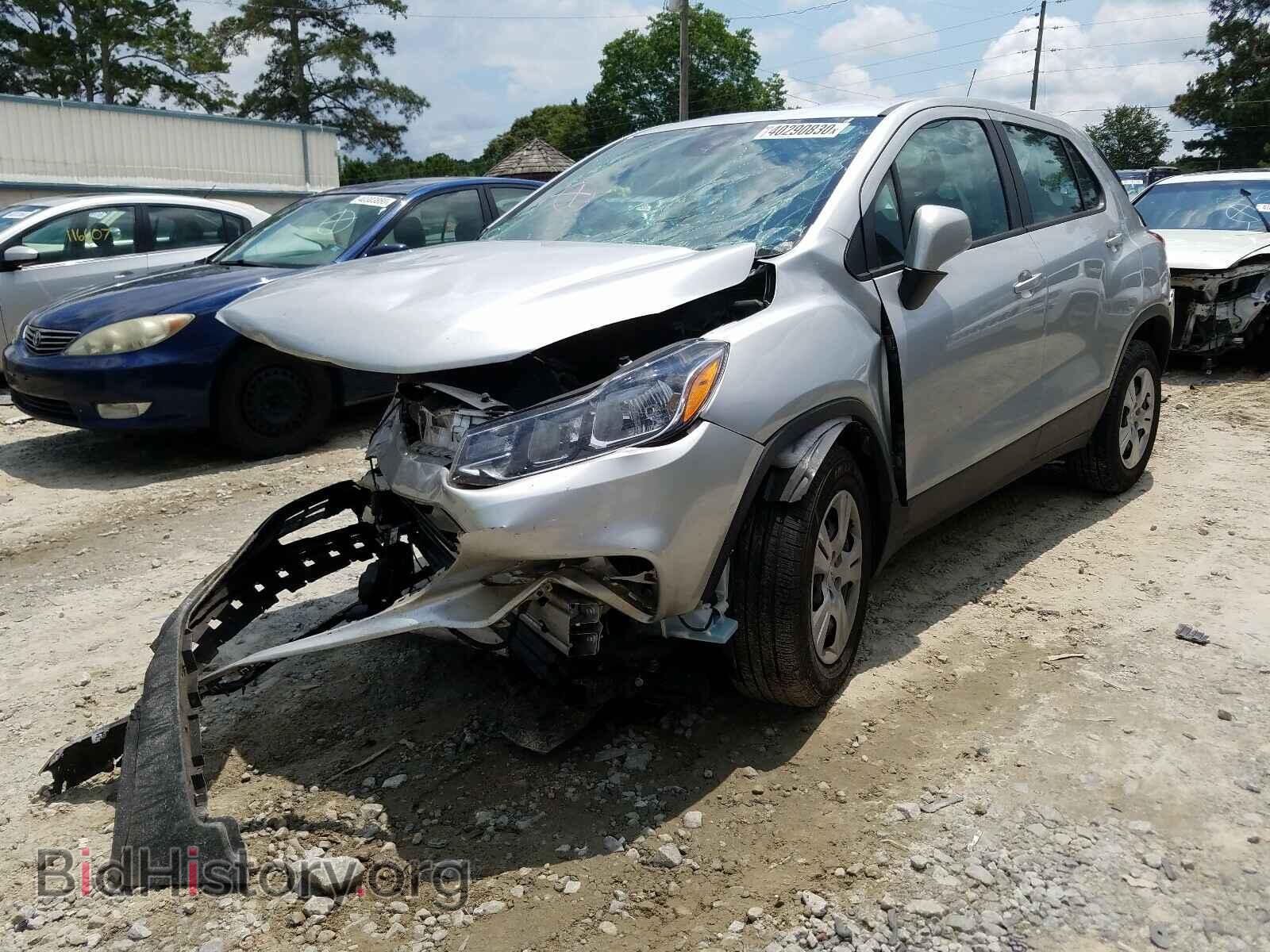 2017 CHEVROLET TRAX - VIN: 3GNCJKSBXHL232390 - Фото 2