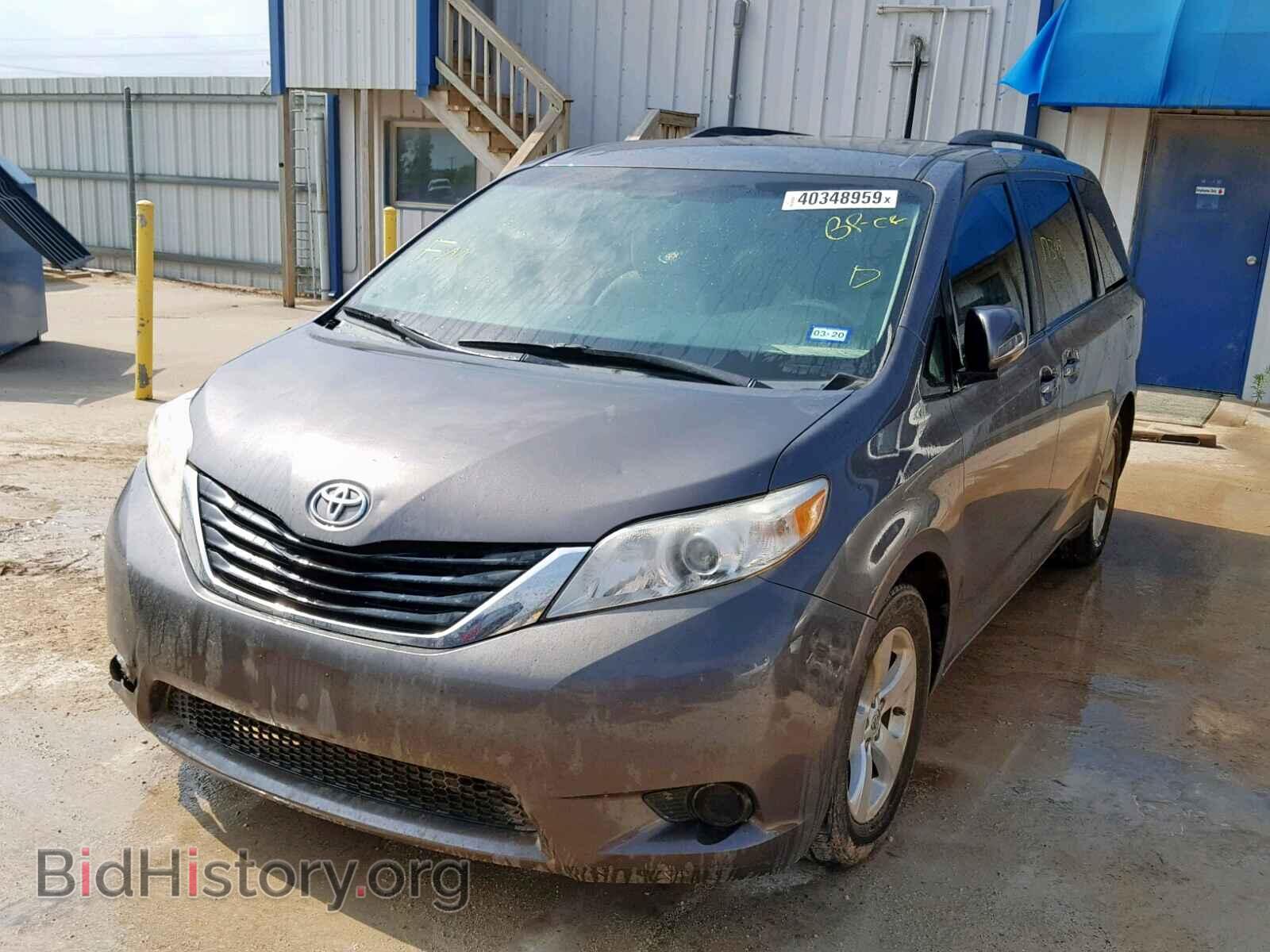 2013 TOYOTA SIENNA LE - VIN: 5TDKK3DC8DS333526 - Фото 2