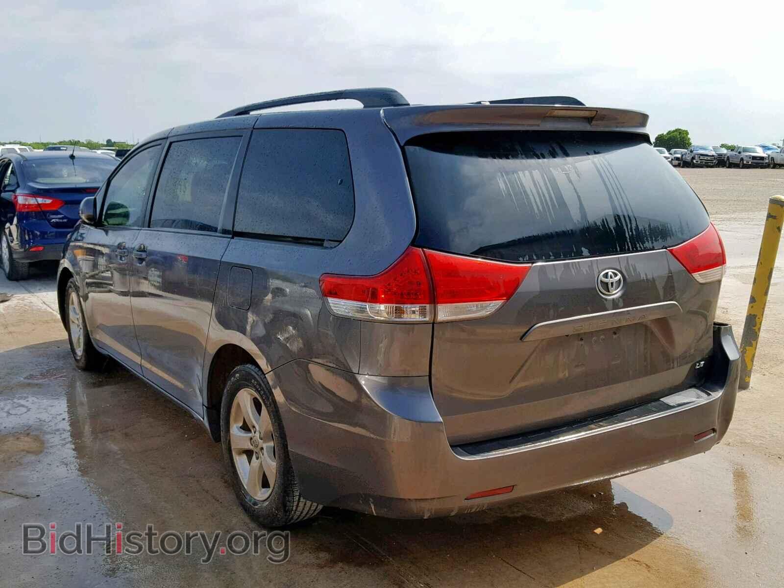 2013 TOYOTA SIENNA LE - VIN: 5TDKK3DC8DS333526 - Фото 3