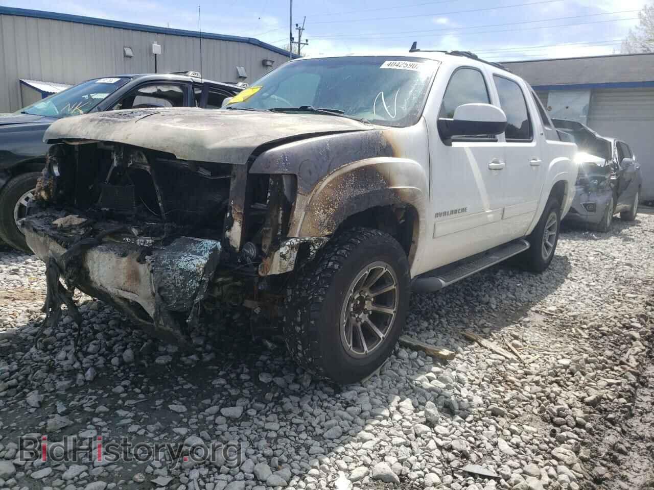 2011 CHEVROLET AVALANCHE - VIN: 3GNTKFE38BG117635 - Фото 2