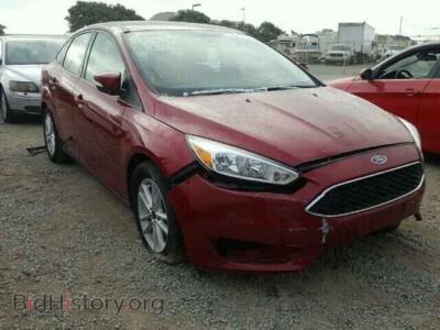 2015 Ford FOCUS, красный — VIN 1FADP3F22FL275373, Copart