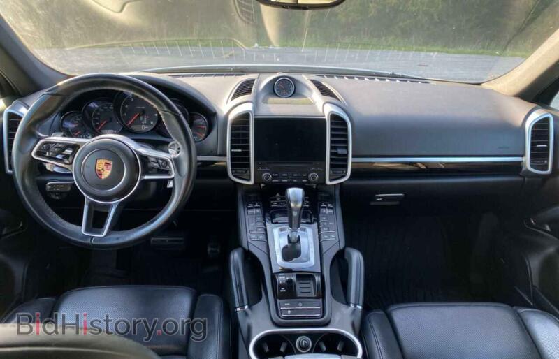2017 Porsche CAYENNE (VIN WP1AA2A29HKA85500) — photo 9 of 10
