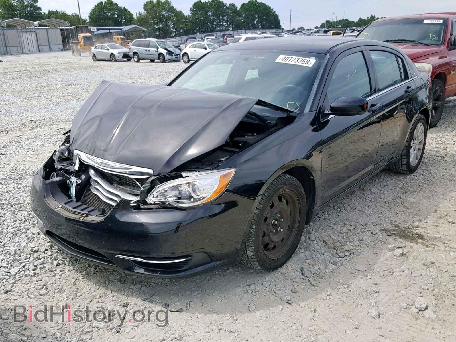 2013 CHRYSLER 200 - VIN: 1C3CCBAG3DN723947 - Фото 2
