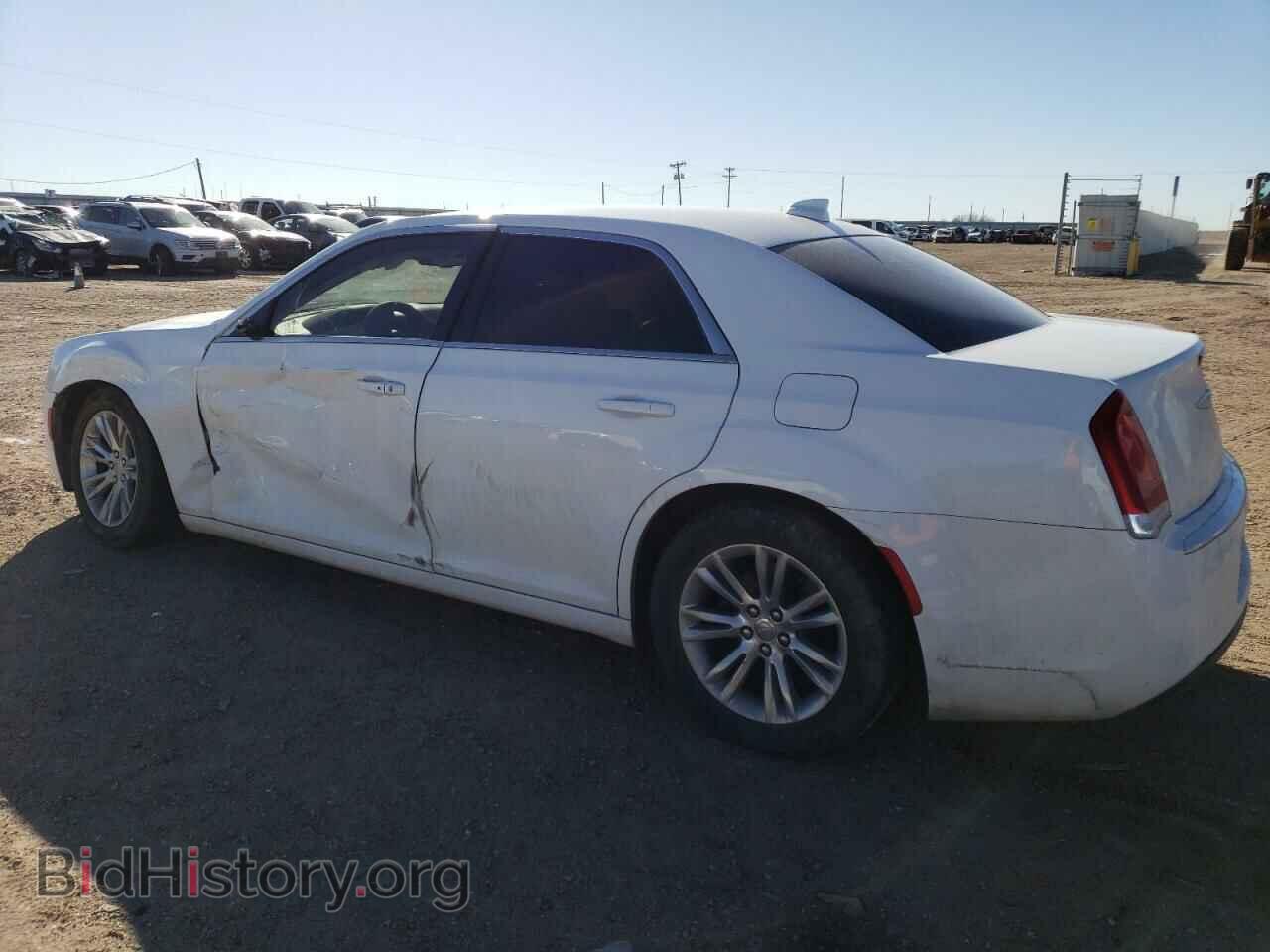 2019 CHRYSLER 300 - VIN: 2C3CCAAG4KH746055 - Фото 2