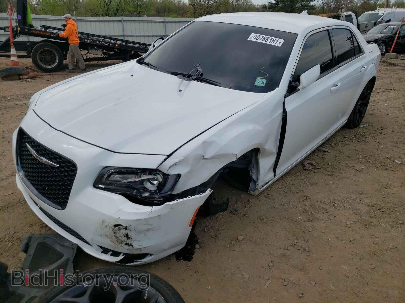 2019 CHRYSLER 300 - VIN: 2C3CCABG1KH569544 - Фото 2