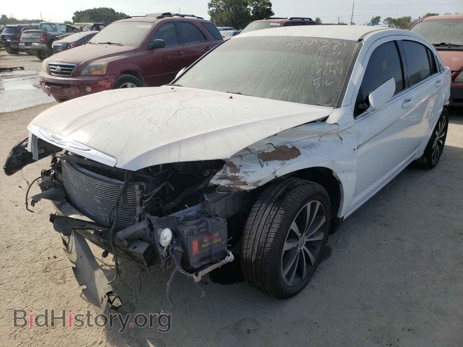 2013 CHRYSLER 200 - VIN: 1C3CCBBG0DN718249 - Фото 2