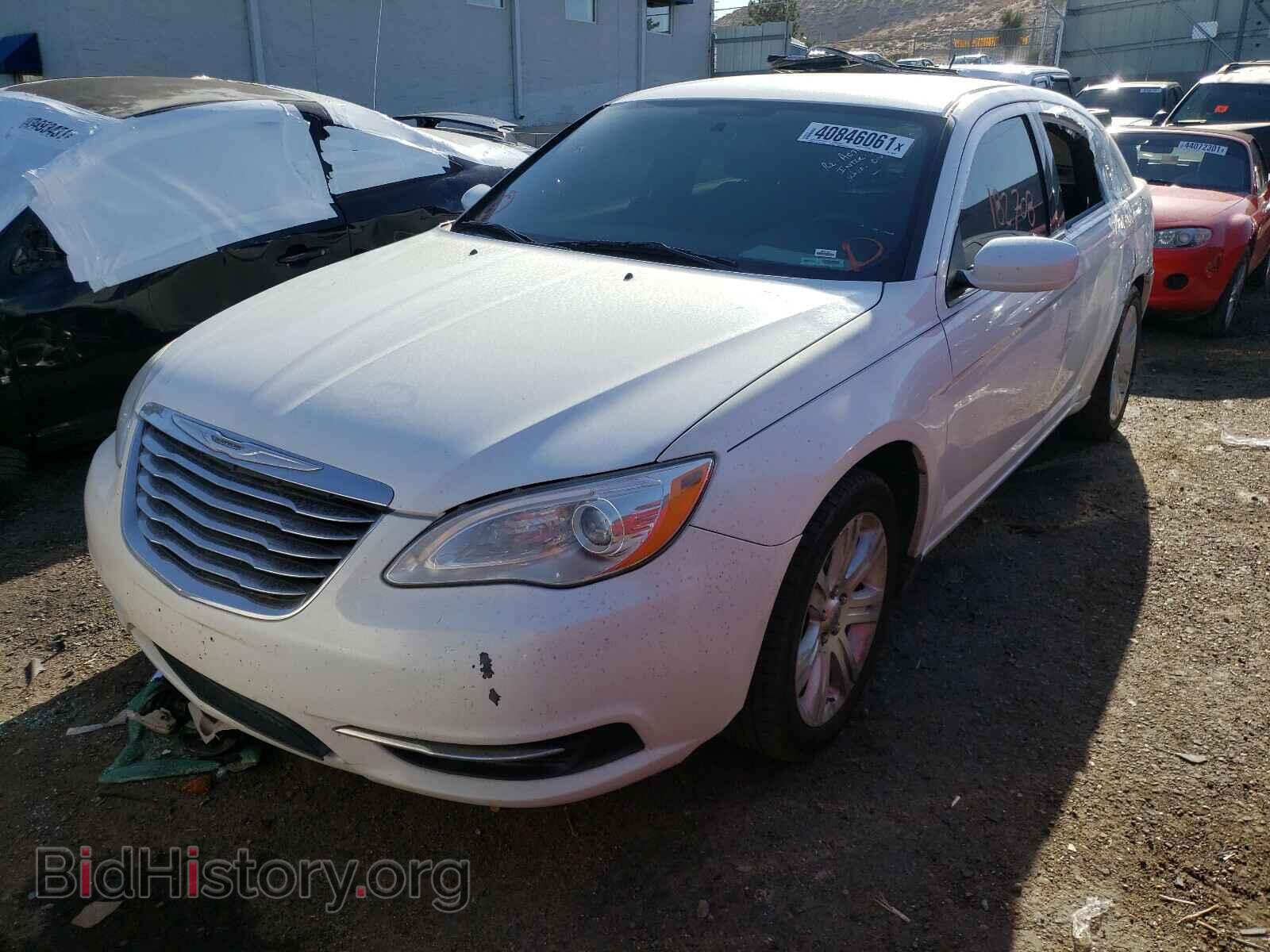 2013 CHRYSLER 200 - VIN: 1C3CCBAB3DN648249 - Фото 2