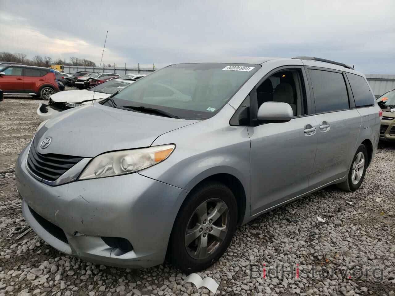 Photo 5TDKA3DCXBS006481 - TOYOTA SIENNA 2011