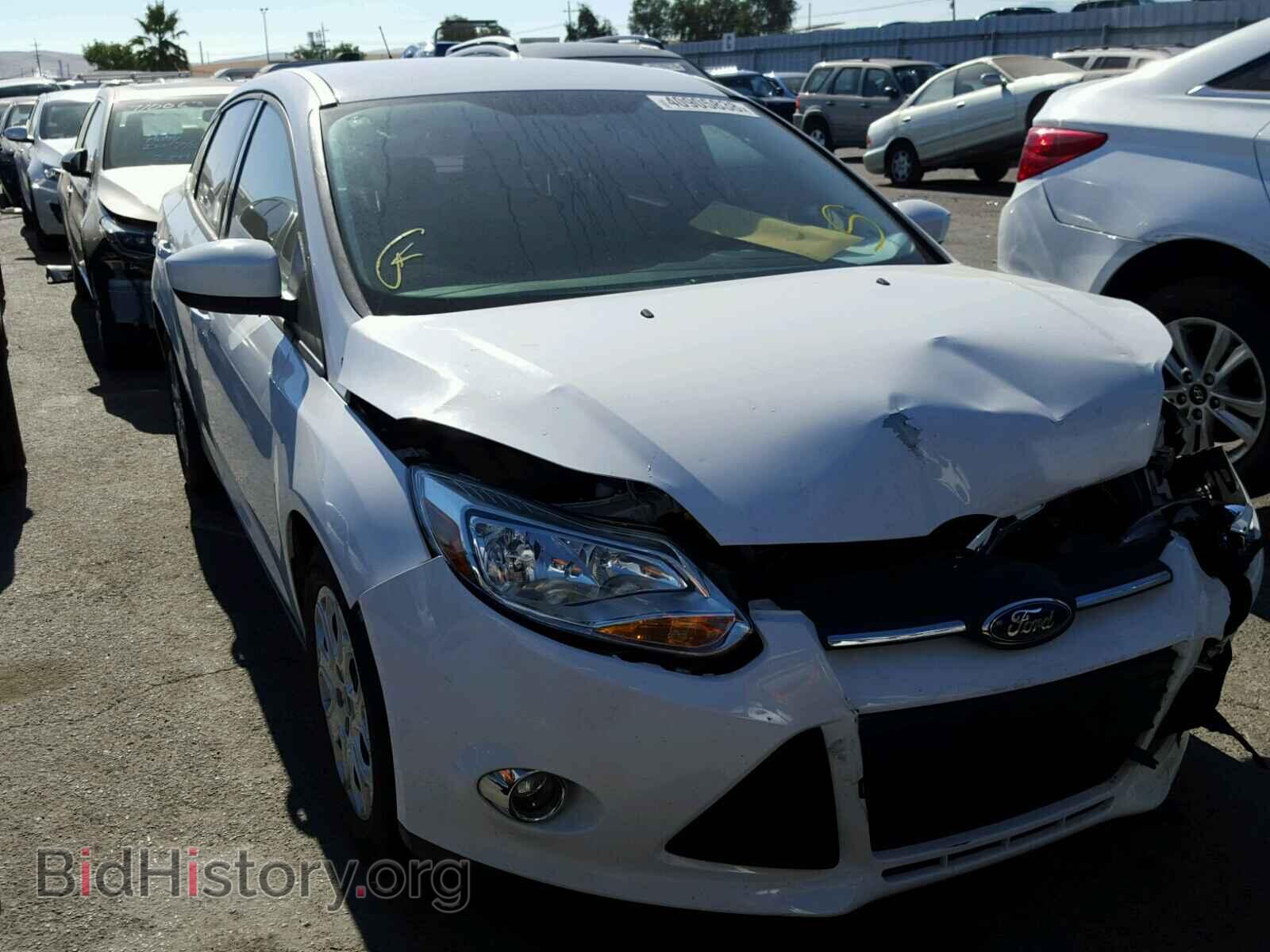 2012 Ford FOCUS Focus SE (VIN 1FAHP3F28CL285287) — фото 1 из 10, Copart, повреждение: передняя часть