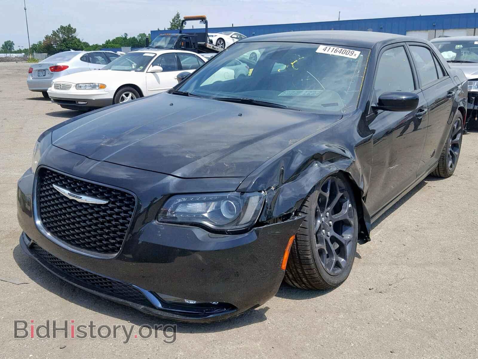 2019 CHRYSLER 300 - VIN: 2C3CCABG2KH628570 - Фото 2