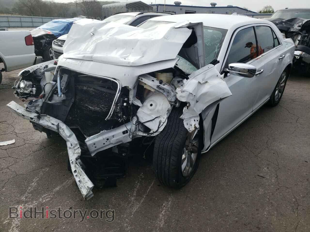 2019 CHRYSLER 300 - VIN: 2C3CCAKGXKH704519 - Фото 2