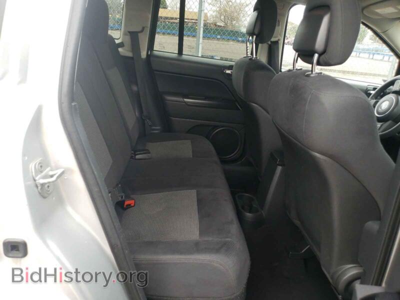 2011 Jeep COMPASS (VIN 1J4NF1FB3BD264838) — photo 6 of 10