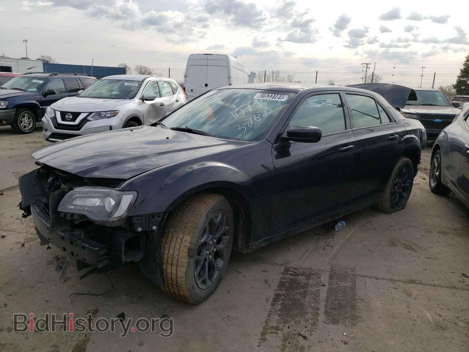 2019 CHRYSLER 300 - VIN: 2C3CCAGG2KH610790 - Фото 2