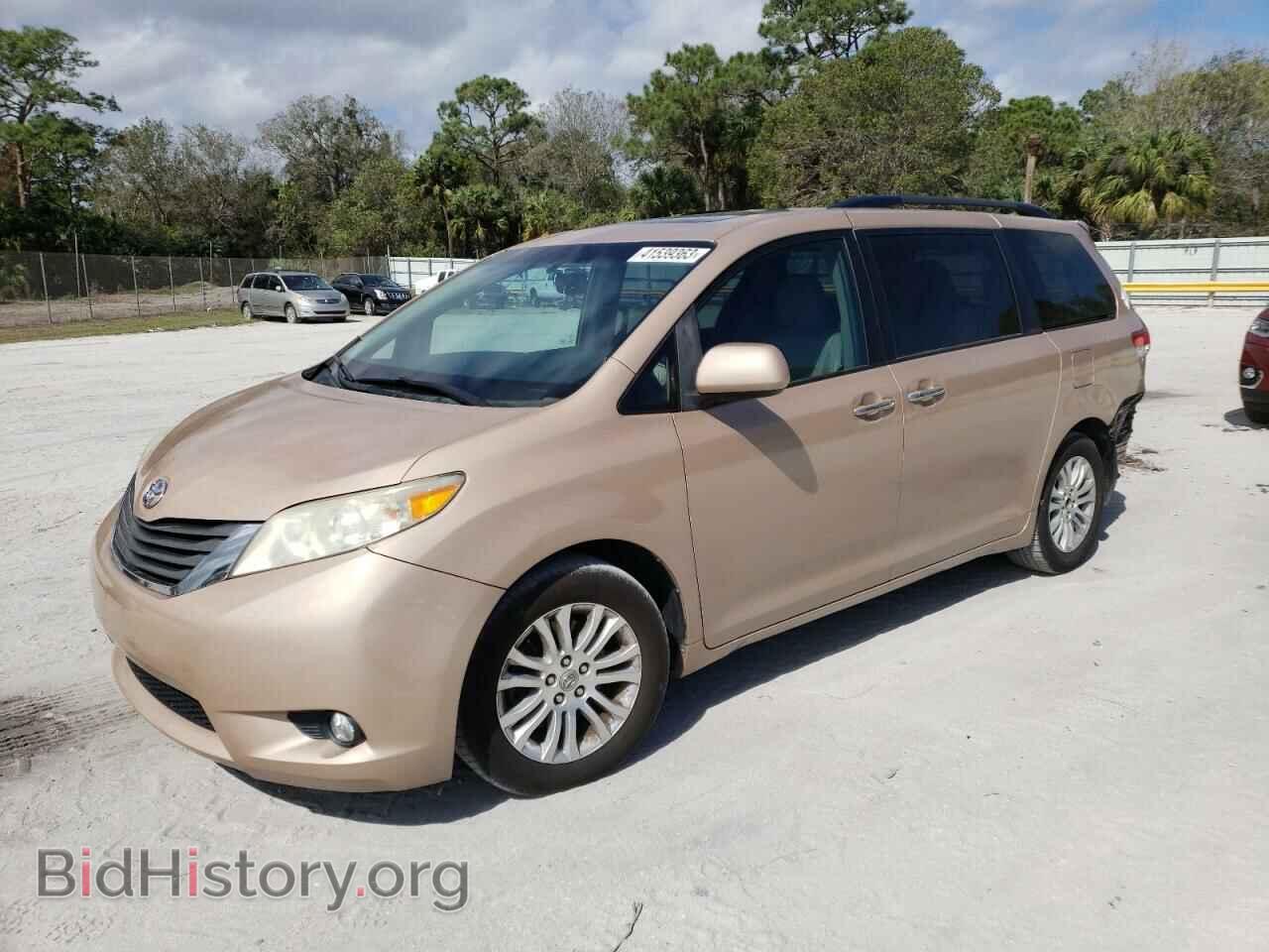 Photo 5TDYK3DC0BS123798 - TOYOTA SIENNA 2011
