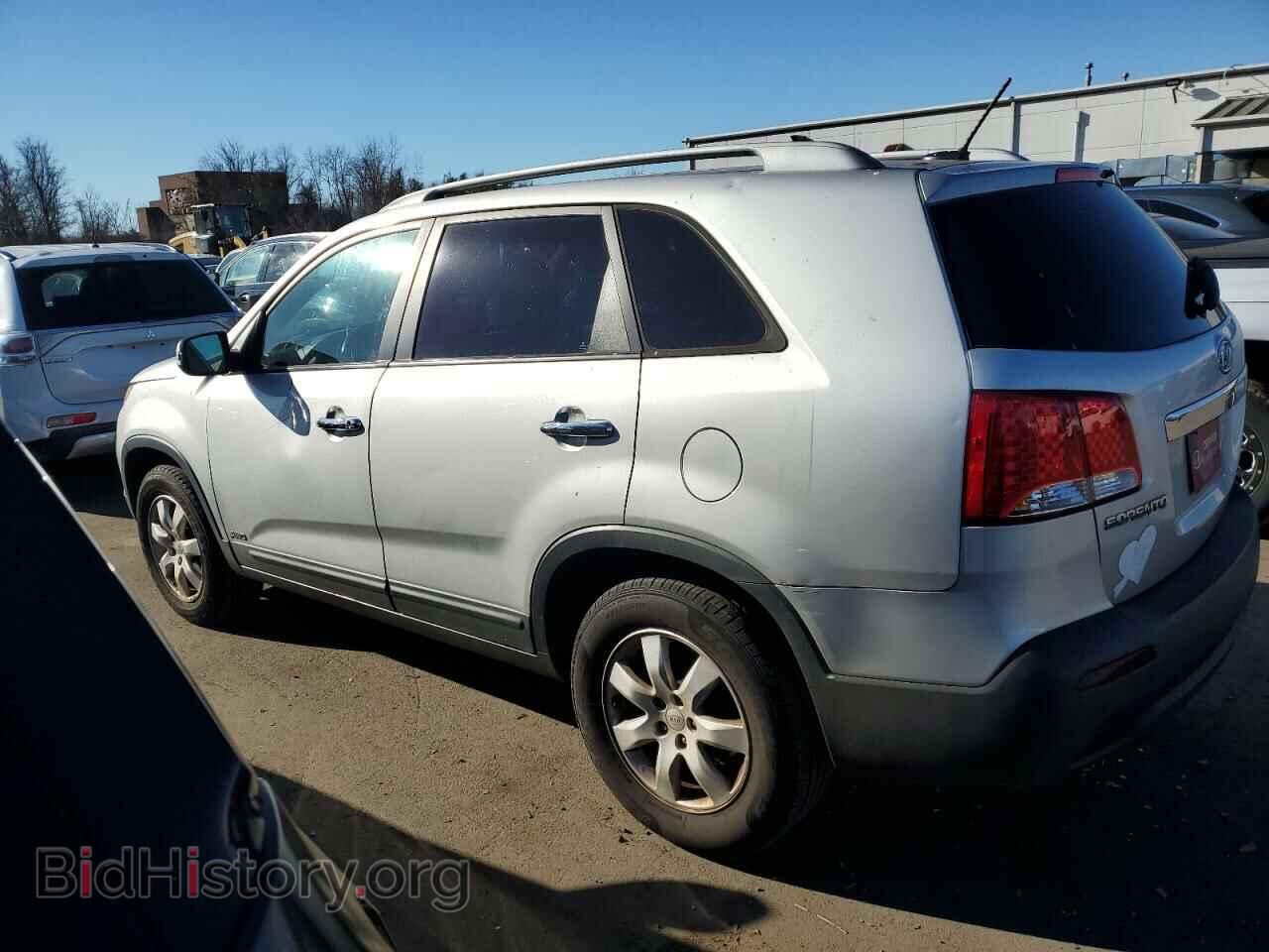 2011 KIA SORENTO - VIN: 5XYKTDA25BG123734 - Фото 2