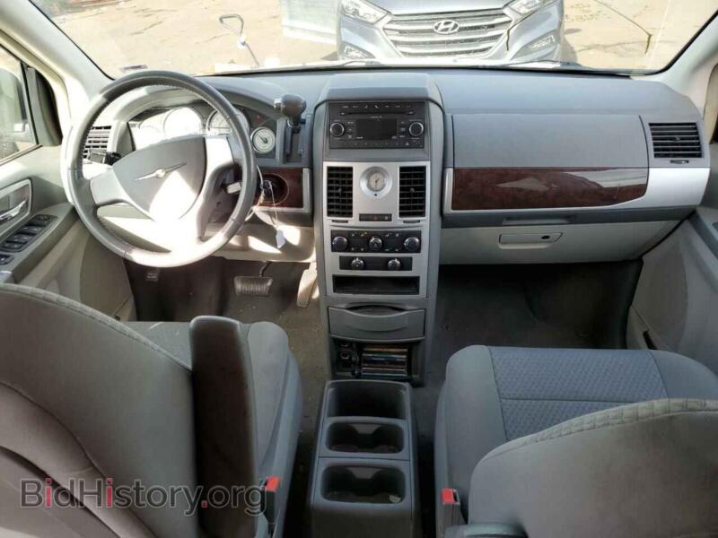 2010 Chrysler MINIVAN (VIN 2A4RR5D10AR221855) — photo 8 of 13