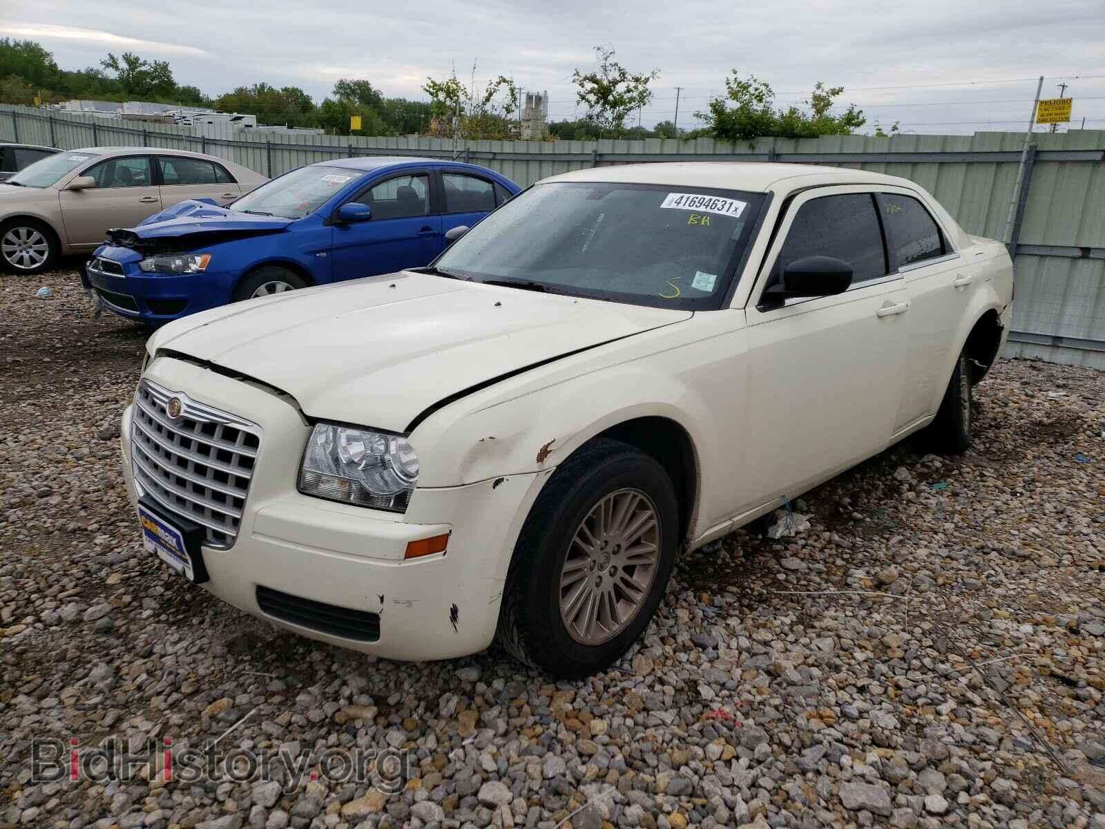 2009 CHRYSLER 300 - VIN: 2C3KA43D29H529376 - Фото 2