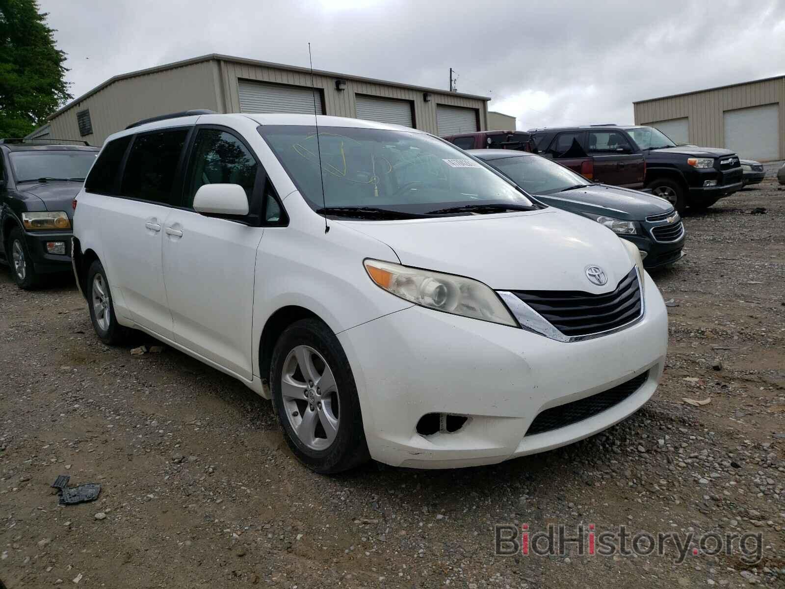 Photo 5TDKK3DC2BS108533 - TOYOTA SIENNA 2011