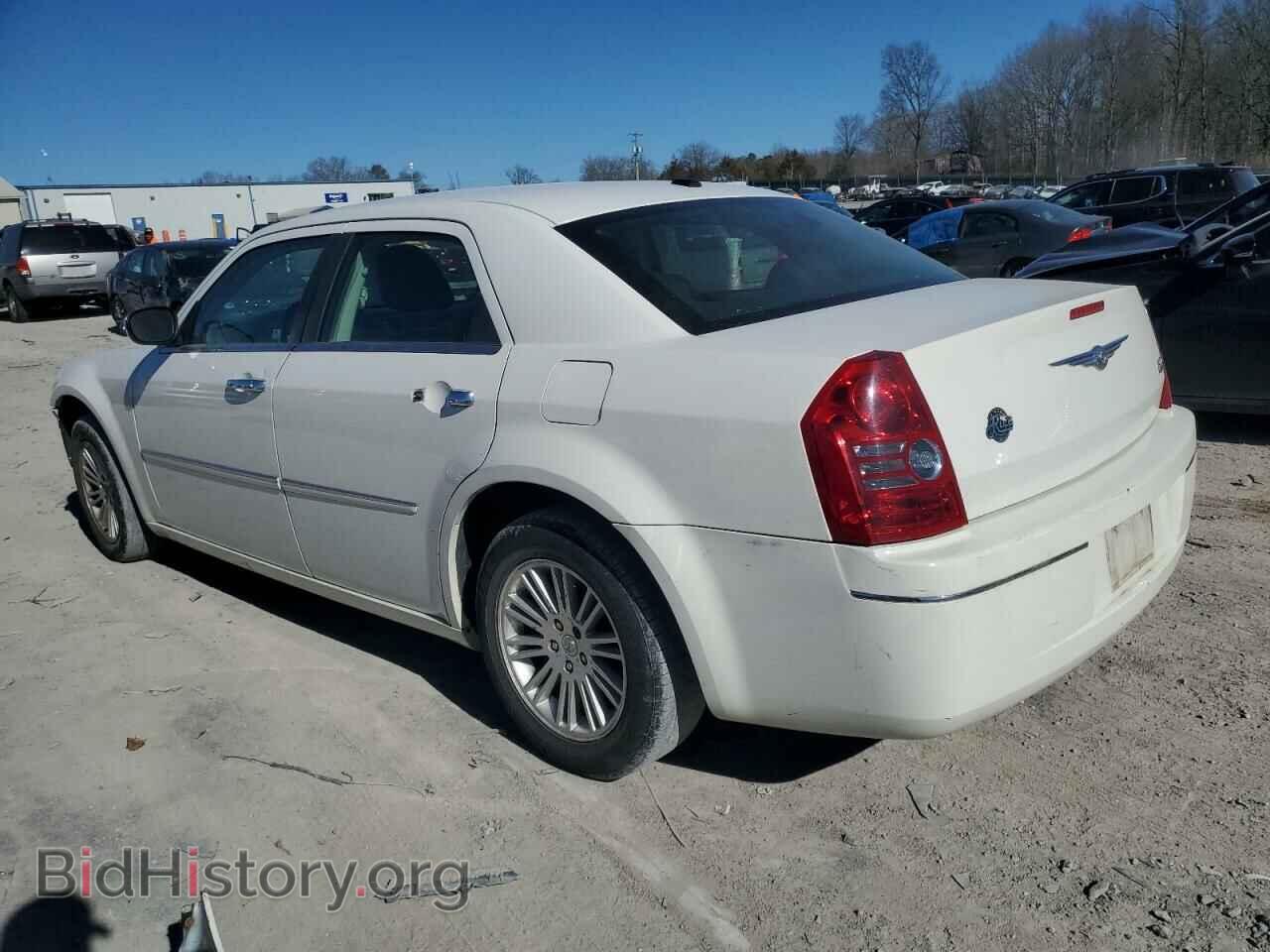 2010 CHRYSLER 300 - VIN: 2C3CA5CV0AH198112 - Фото 2